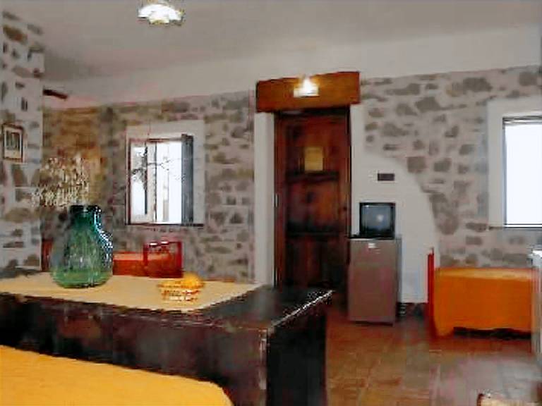 Rental apartment with pool, BBQ & terrace — photo 3