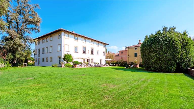 Fully equipped villa with private pool, hot tub & garden | Perfect for remote work | Pet-friendly — photo 3