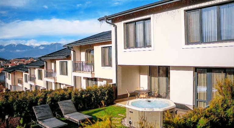 Villa with hot tub, terrace & yard in Razlog