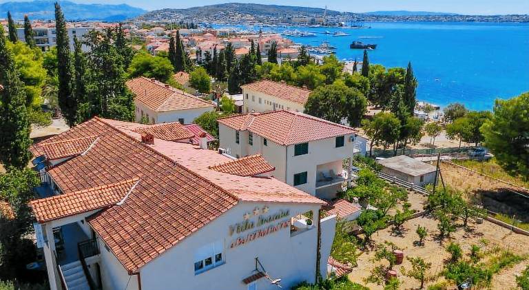 Apartment with yard, patio & barbeque in Seget