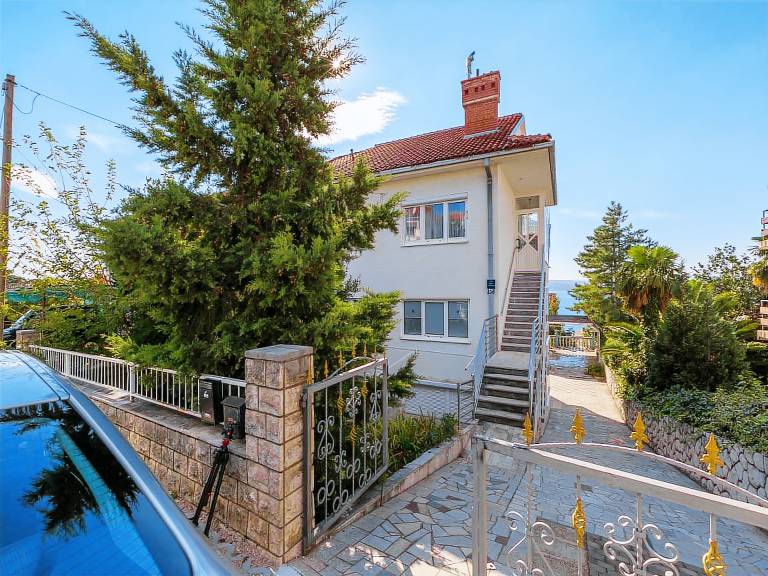 Pleasant apartment with garden, patio & barbecue | Garden view | Next to the beach | Dogs allowed in Crikvenica