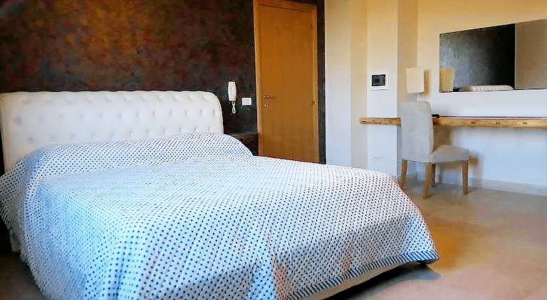 Serviced apartment with yard — photo 2