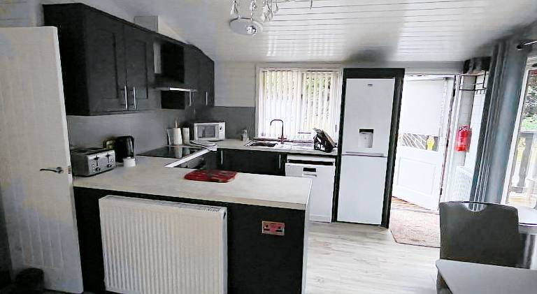 Lodge with sauna, jacuzzi & pool | Pets allowed — photo 4