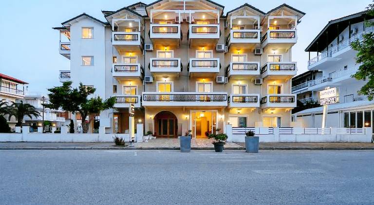 Pleasant serviced apartment with terrace & garden | Next to the beach | Dogs allowed in Dio-Olympos