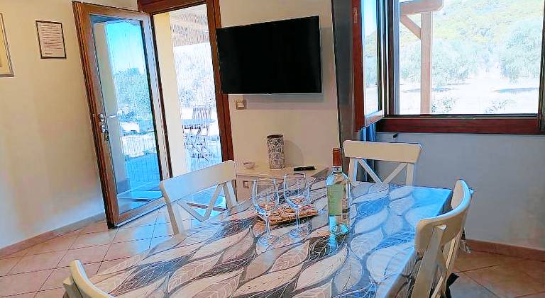Rental apartment with patio & yard — photo 5