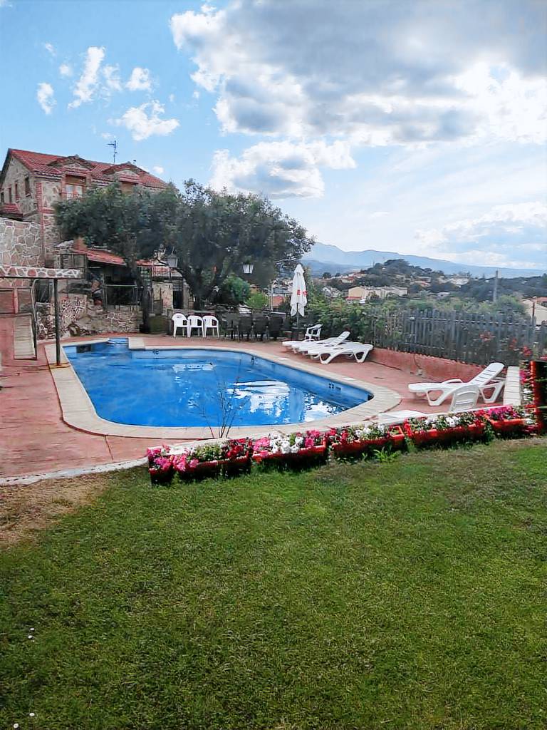 House with pool, yard & BBQ — photo 3