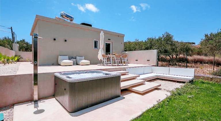 Charming vacation home with terrace & yard | Pet-friendly — photo 5
