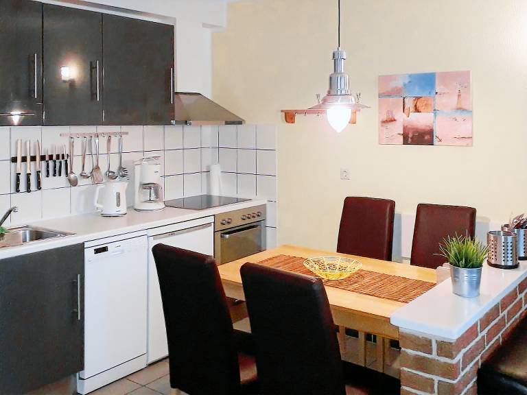 Family-friendly pleasant vacation home with patio & yard | Pets are welcome — photo 3