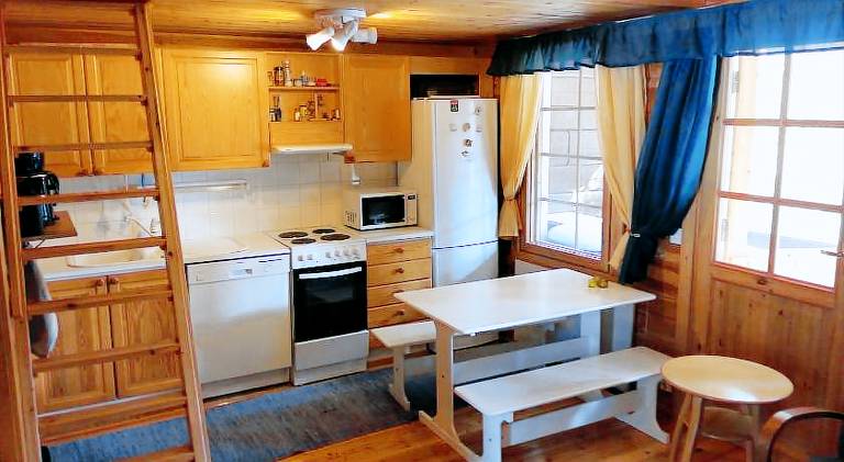 Chalet with patio, BBQ & yard | Dogs allowed — photo 4