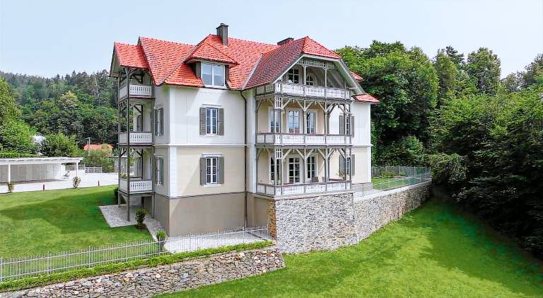 Serviced apartment with terrace, sauna & garden in Poertschach am Woerthersee