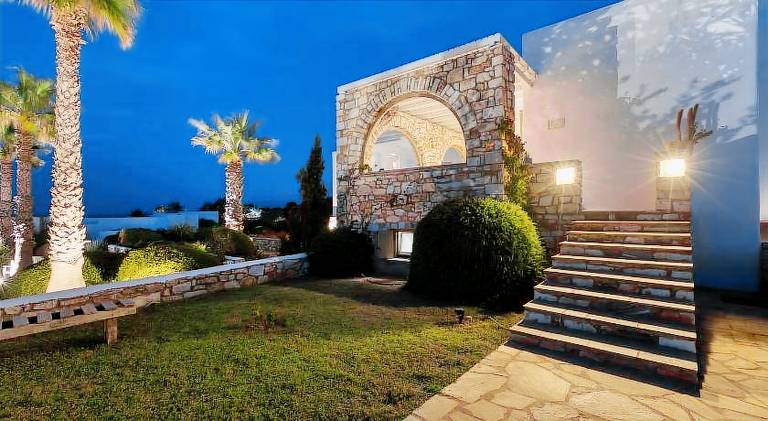 Villa with pool, yard & grill — photo 5