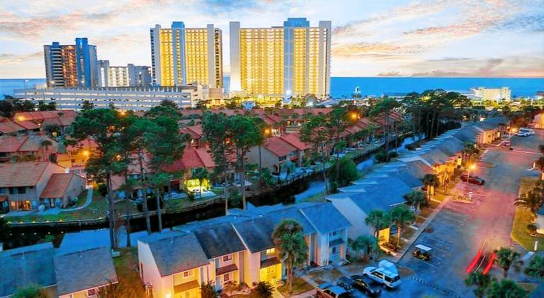 Fully equipped vacation home with yard, patio & private pool | Close to the beach | Suitable for remote work | Pets allowed — photo 3