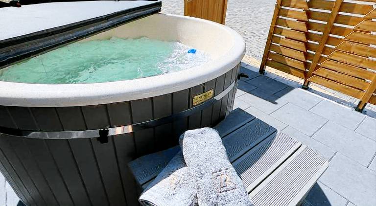 Serviced apartment with jacuzzi, yard & sauna — photo 5