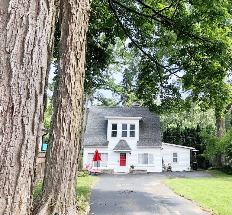 Ample house with yard | Pets are welcome in Royal Oak, MI