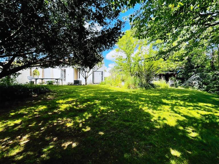 Apartment with BBQ, patio & yard — photo 4