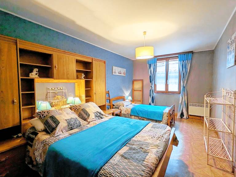 Charming Cottage Near Verdun: 3 Bedrooms, Fireplace, Enclosed Yard, Private Parking — photo 3