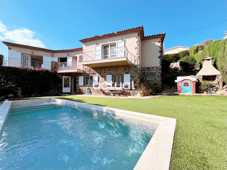 Spacious vacation home with BBQ, yard & private pool | Pets allowed — photo 2