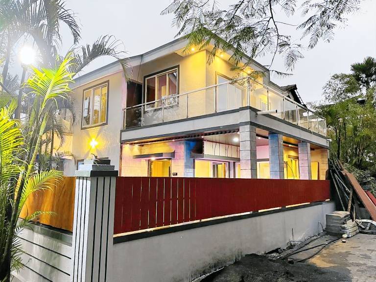 Bungalow with pool & yard in Khandala