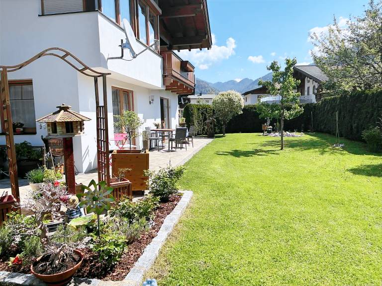 Apartment with garden & terrace | Garden view — photo 3