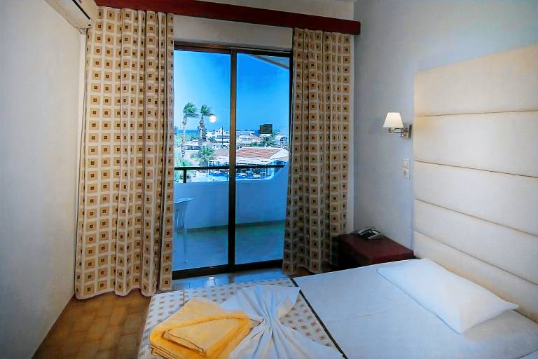 Aparthotel with pool, patio & yard | Garden view — photo 2
