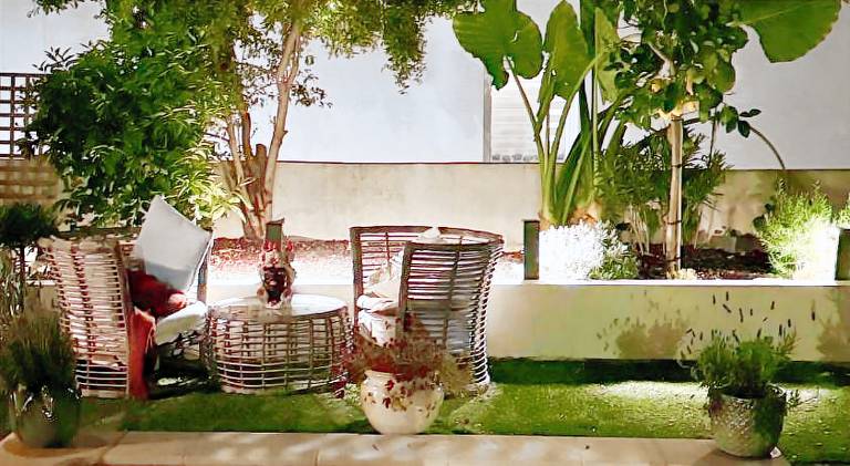 Apartment with pool & yard — photo 5