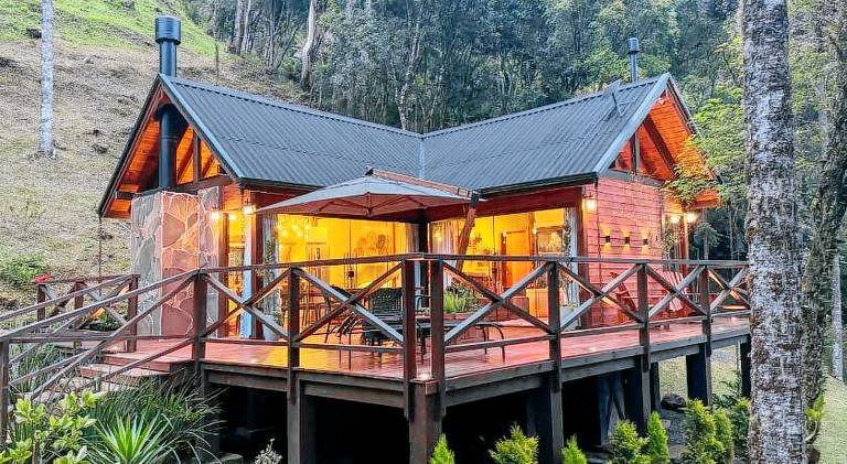 Spacious lodge with terrace, hot tub & garden | Suitable for remote work | Pet-friendly in Urubici
