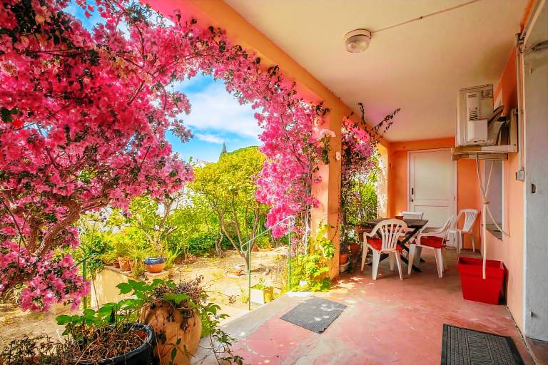 Rental apartment with terrace, yard & fast internet | Garden view in Le Lavandou