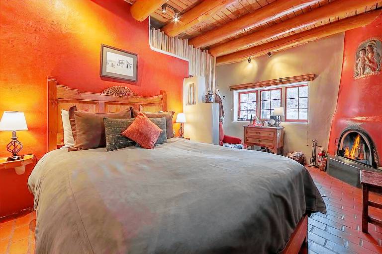 Bed and Breakfast in Taos from 104 HomeToGo