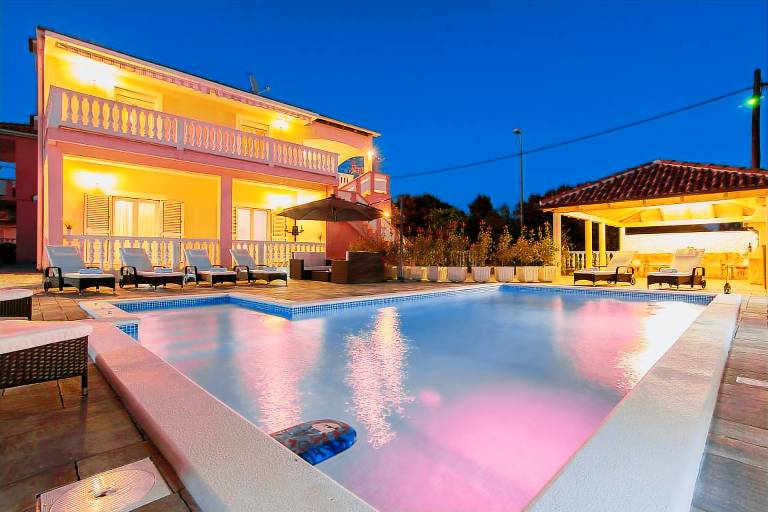 Fully equipped vacation home with grill, private pool & terrace | Pets allowed — photo 5