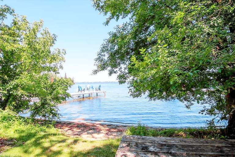 Gorgeous Cottage with Fireplace and Fire Pit in Kawartha Lakes, Ontario — photo 5