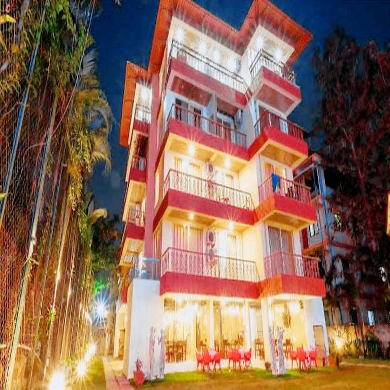 Vacation home with yard, pool & terrace in Calangute