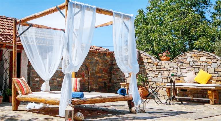 Serviced apartment with garden, patio & pool | Perfect for remote work | Dogs allowed — photo 3