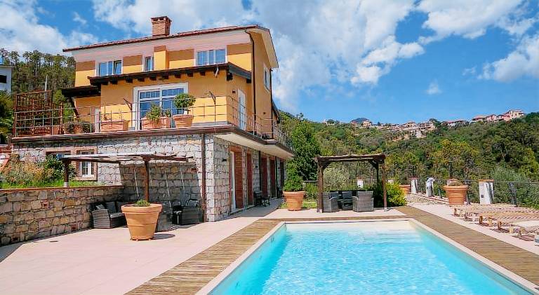 Apartment with pool | Pet-friendly in Moneglia
