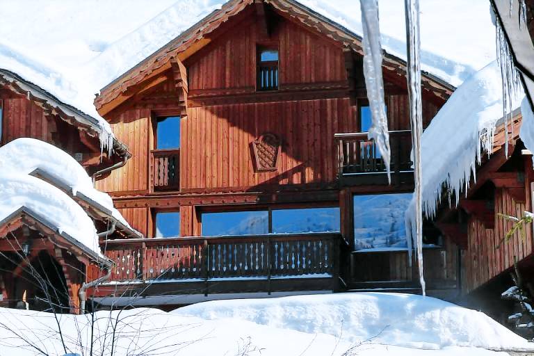 Family-oriented chalet with jacuzzi, patio & sauna | Mountain view | Next to the ski | Dogs allowed in Les Belleville