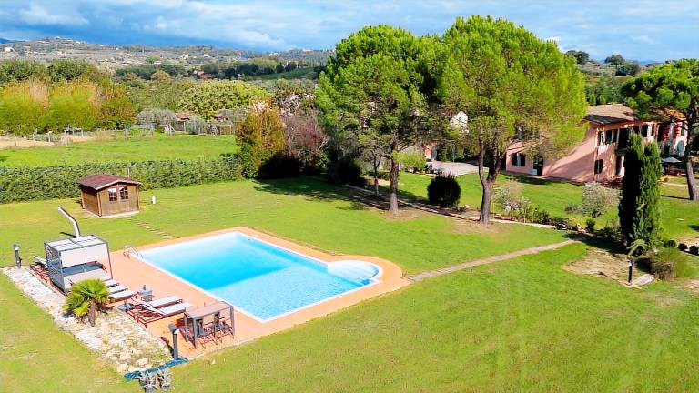 Family-friendly lovely house with private pool, garden & grill | Pets are welcome in Montecarlo