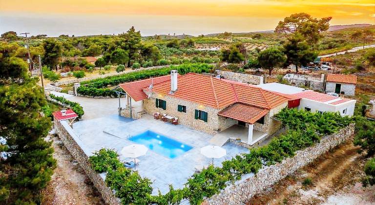 Villa with barbecue, patio & yard — photo 5