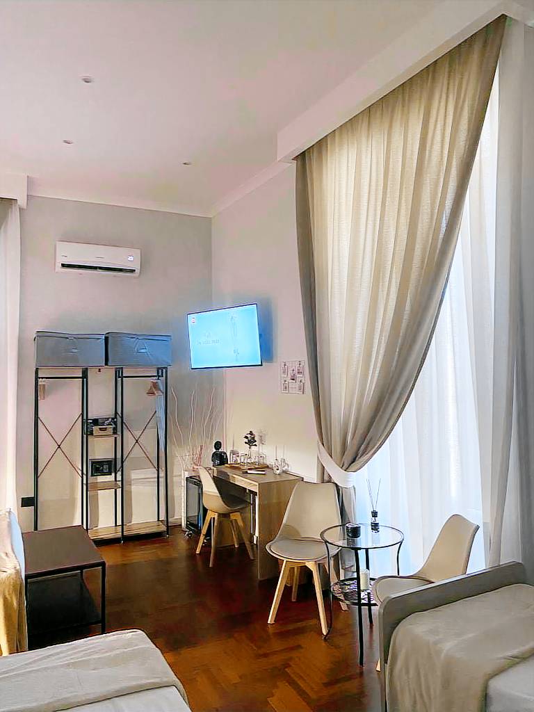 Private room | Close to Naples Cathedral | City view — photo 3
