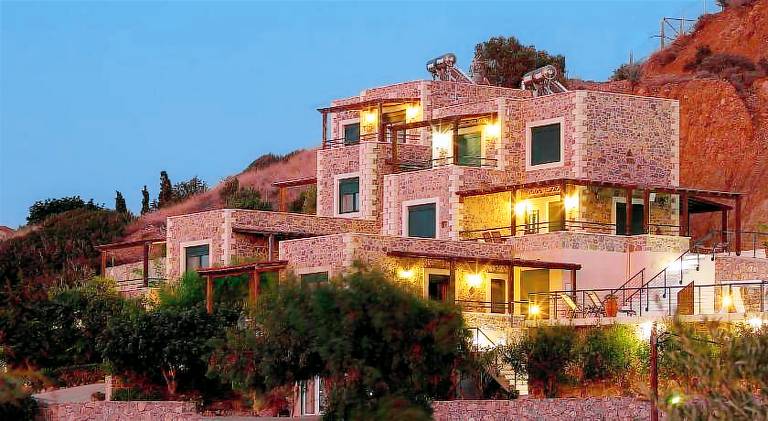 Villa with pool, BBQ & hot tub | Perfect for remote work — photo 3