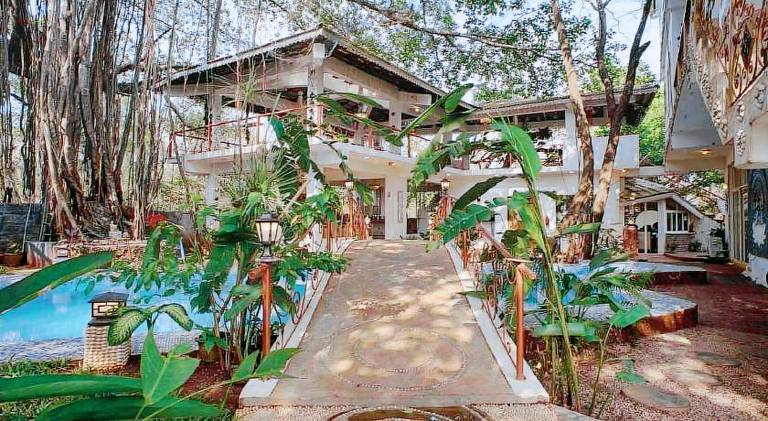Serviced apartment with garden, pool & patio — photo 4
