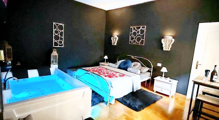 Holiday apartment with hot tub & patio — photo 2