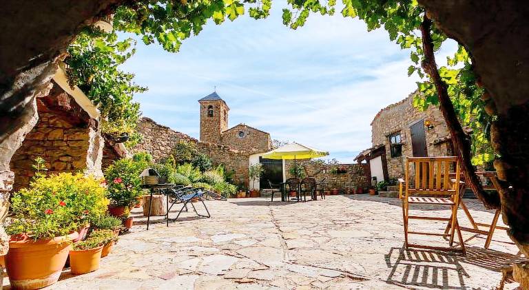House with BBQ, yard & patio | Pet-friendly in Lleida