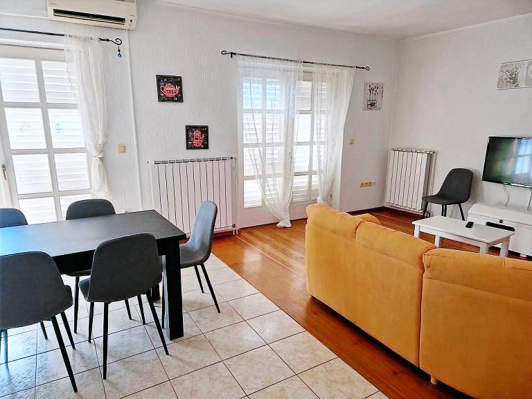 Apartment with yard | Beach view — photo 4