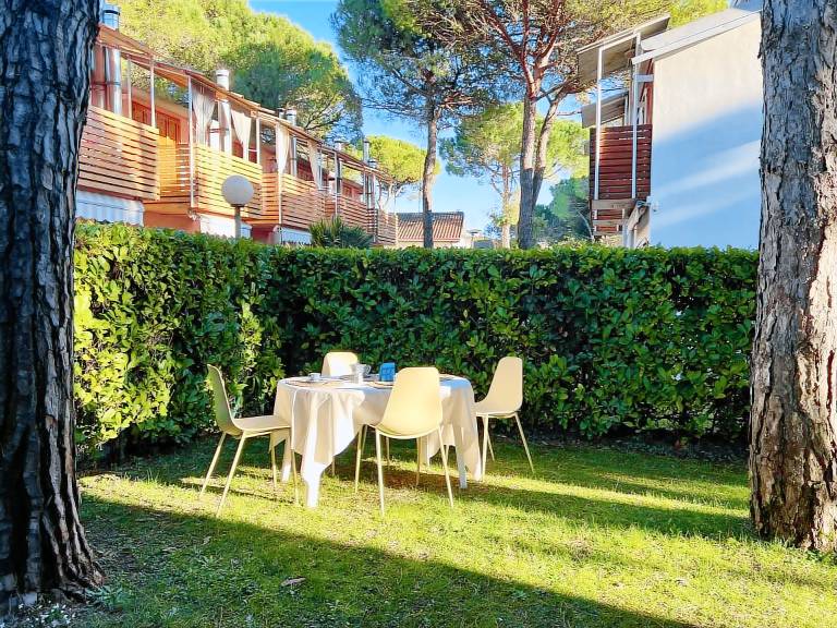 Apartment with patio, yard & grill — photo 2
