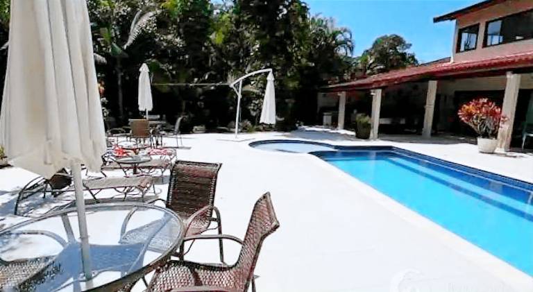 House with pool — photo 3