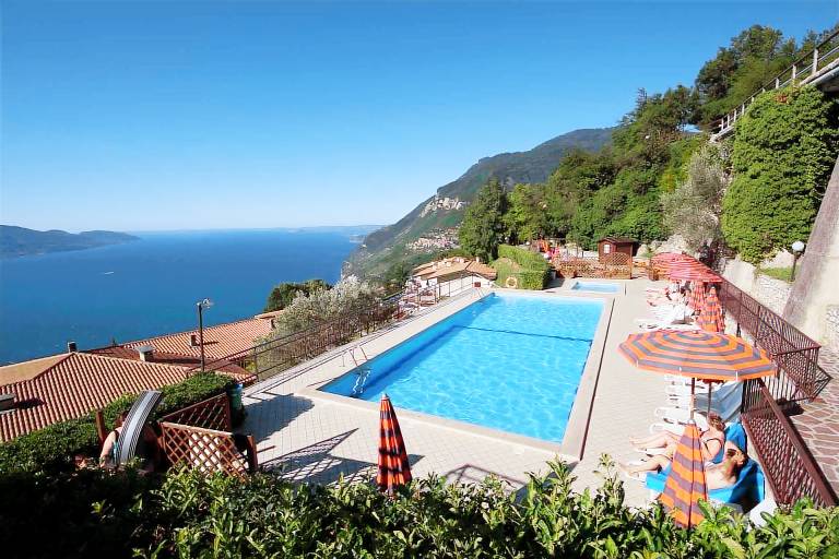 Ferienwohnung mit Seeblick und Pool