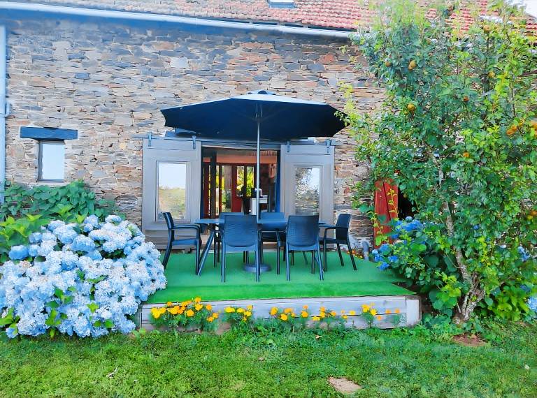 Fully equipped cottage with garden, fast internet & pool | Garden view | Pets allowed — photo 2