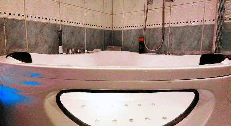Chalet with jacuzzi — photo 2