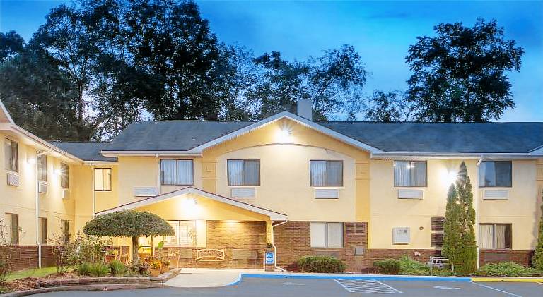 Super 8 By Wyndham Radford Va — photo 4