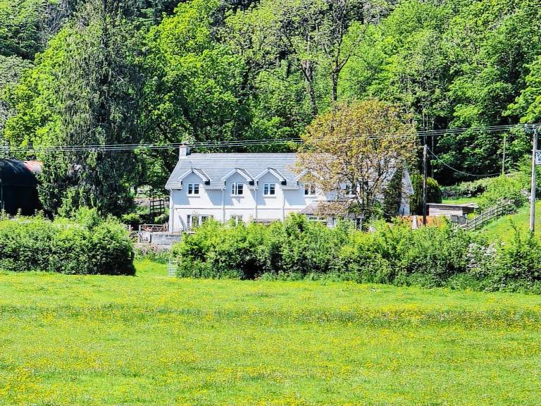 Cottage with hot tub, barbecue & yard | River view — photo 2