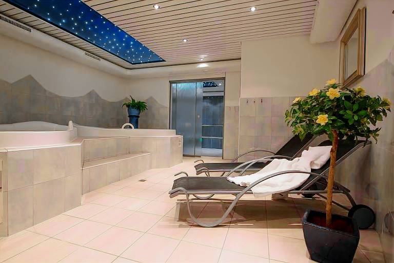 Family-oriented apartment with sauna, patio & hot tub | Next to the ski | Dogs allowed — photo 5